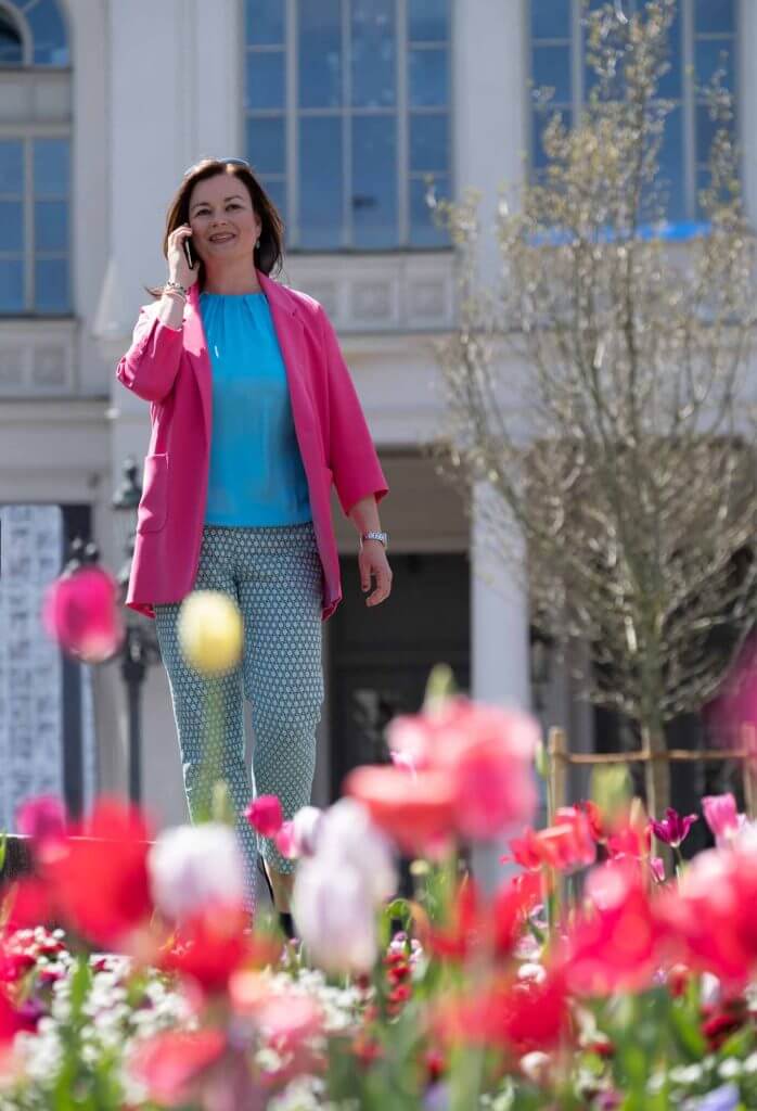 Karin Simon Rechtsanwältin telefoniert, SimonGraeser Intellectual Property Law